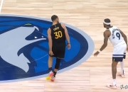 B体育体育app-勇士战狼队大胜首秀，库里暴力砍下+