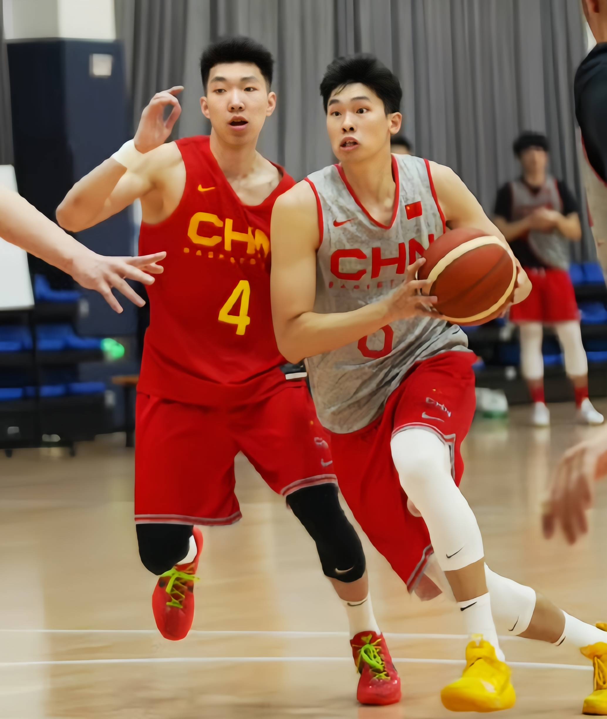 篮球新星首次入围国家队，为荣登场比赛