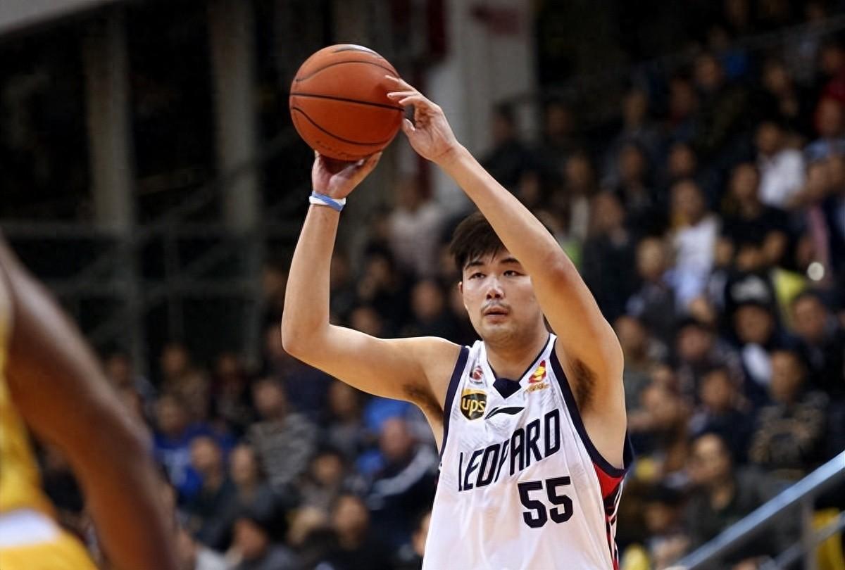 主教练火线接手球队，带领球员突破困境