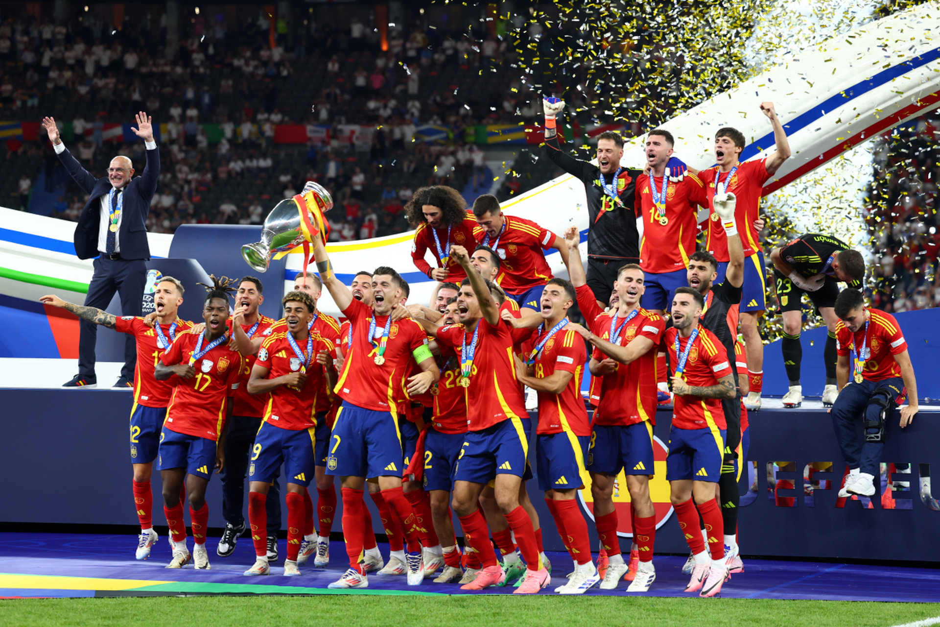 包含欧洲足球职业联赛高能对决，强队实力展现无懈可击的词条