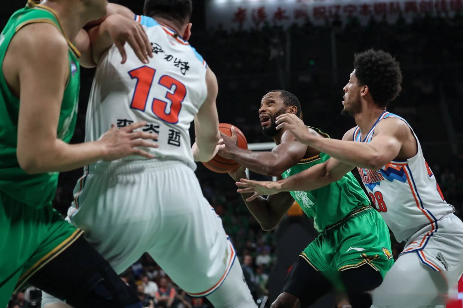 外援发挥关键作用，助球队成功击败对手的简单介绍