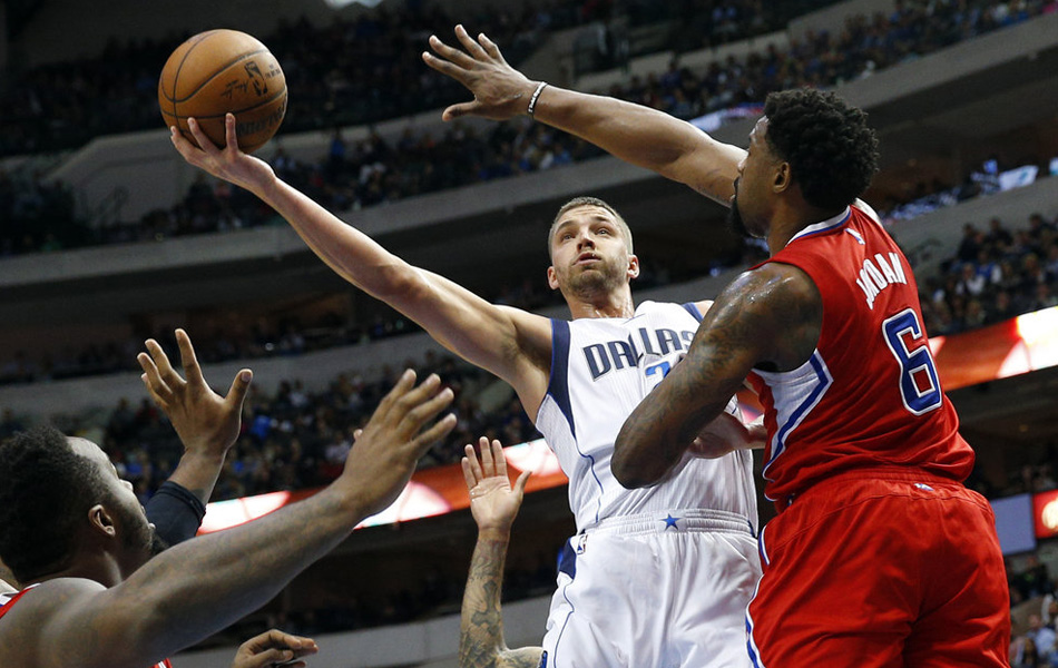 快船绝杀小牛总比分2-2平