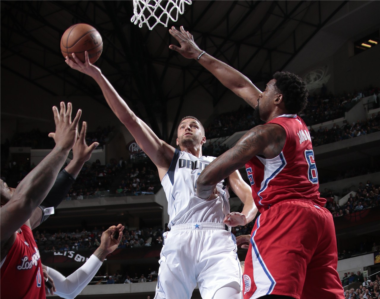 快船绝杀小牛总比分2-2平