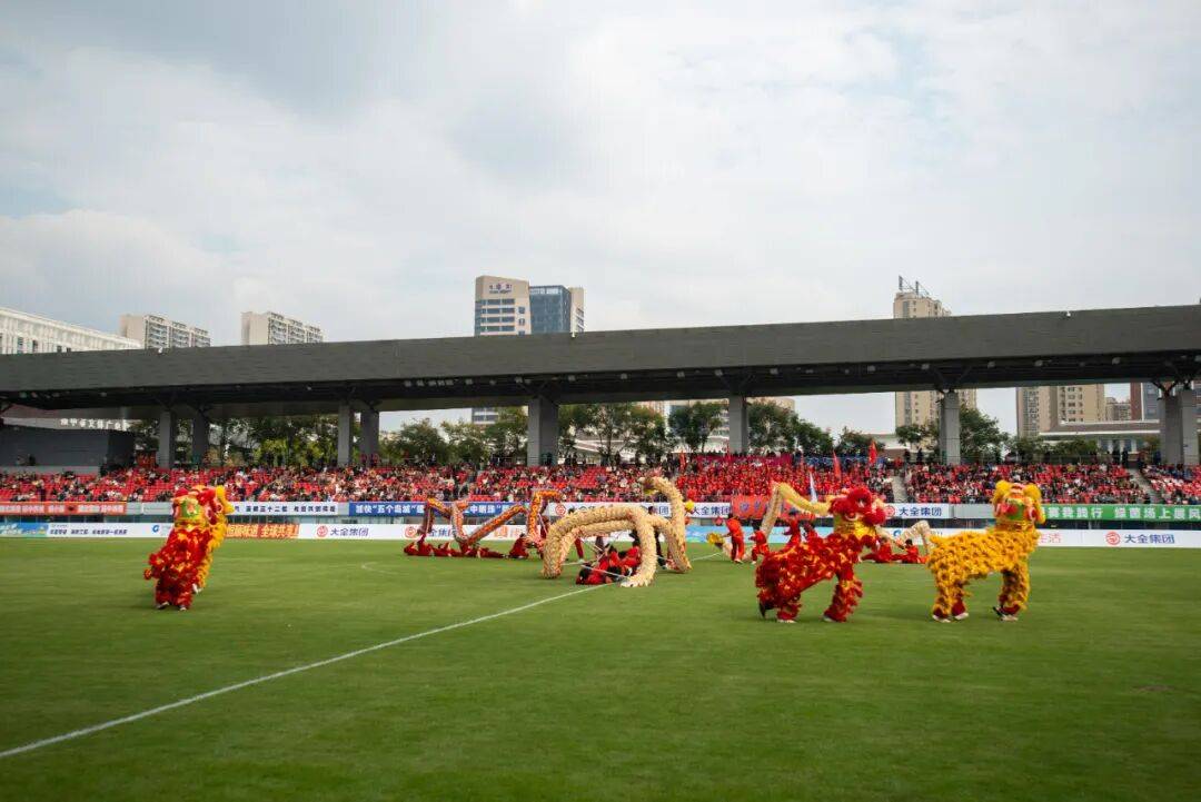 包含火热沸腾的足球盛宴，观众热情高涨持续的词条