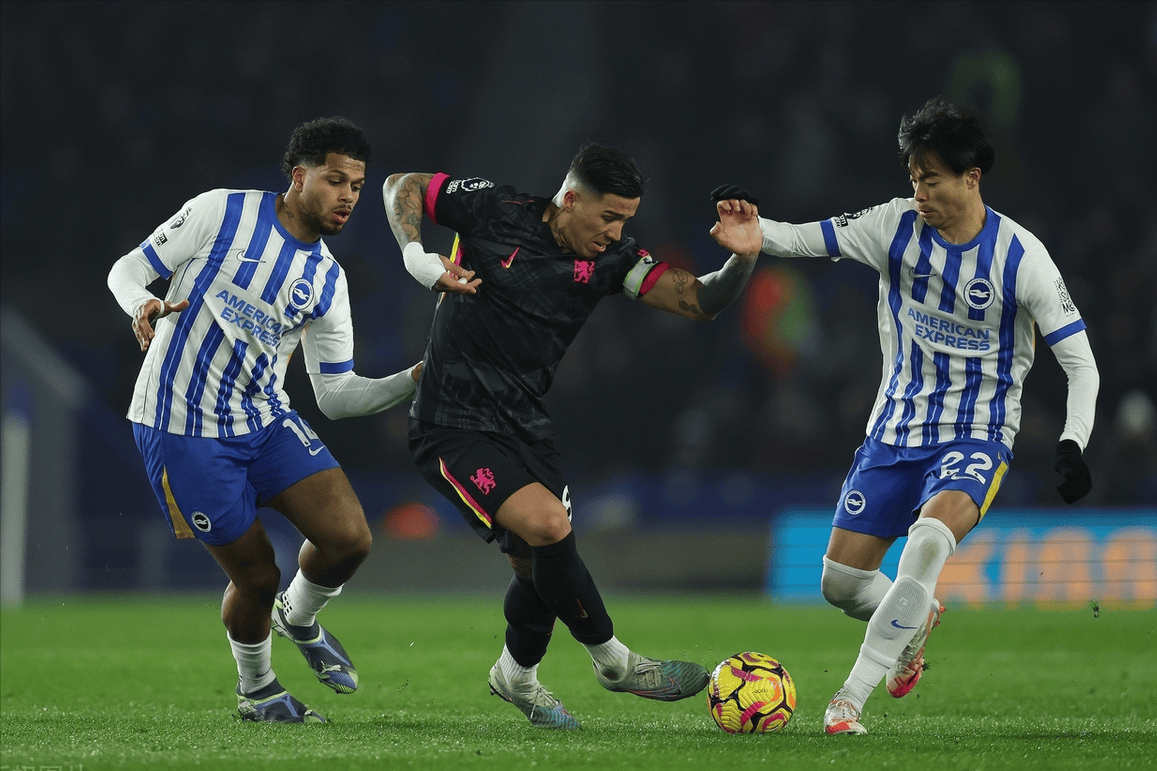 包含布莱顿中场球员受伤，球队备战受挑战的词条